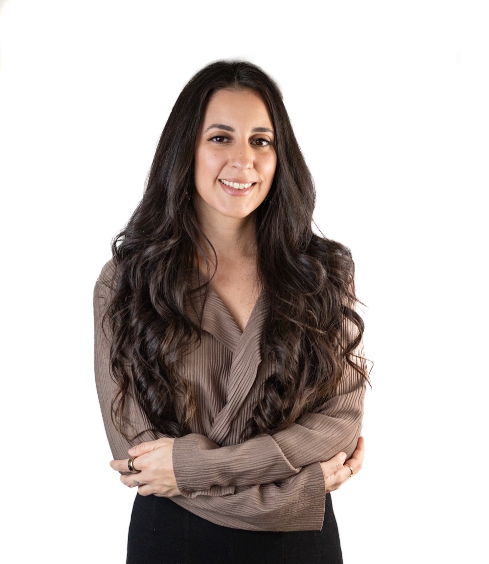 Valentina Borda, founder of Aligned Growth Digital: a portrait of a woman with long dark hair, arms folded, smiling at the camera.